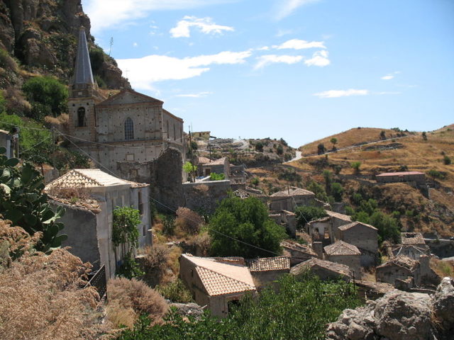 Pentedattilo - The ghost town under the five stone fingers 