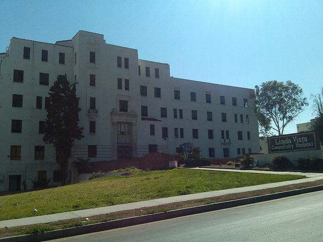  vista Frontal do hospital. Autor: David French (DMCrandall) CC BY-ND 2.0