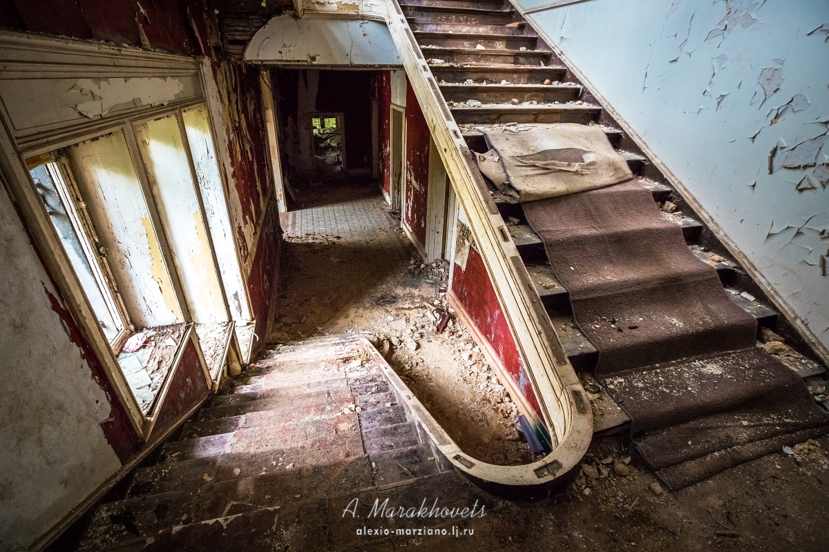 Abandoned Château Rouge – Red Castle in Belgium - Abandoned Spaces