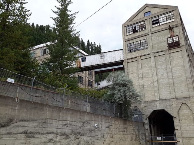 Part of the mine buildings. Author: Kyle kersey – CC BY 2.0