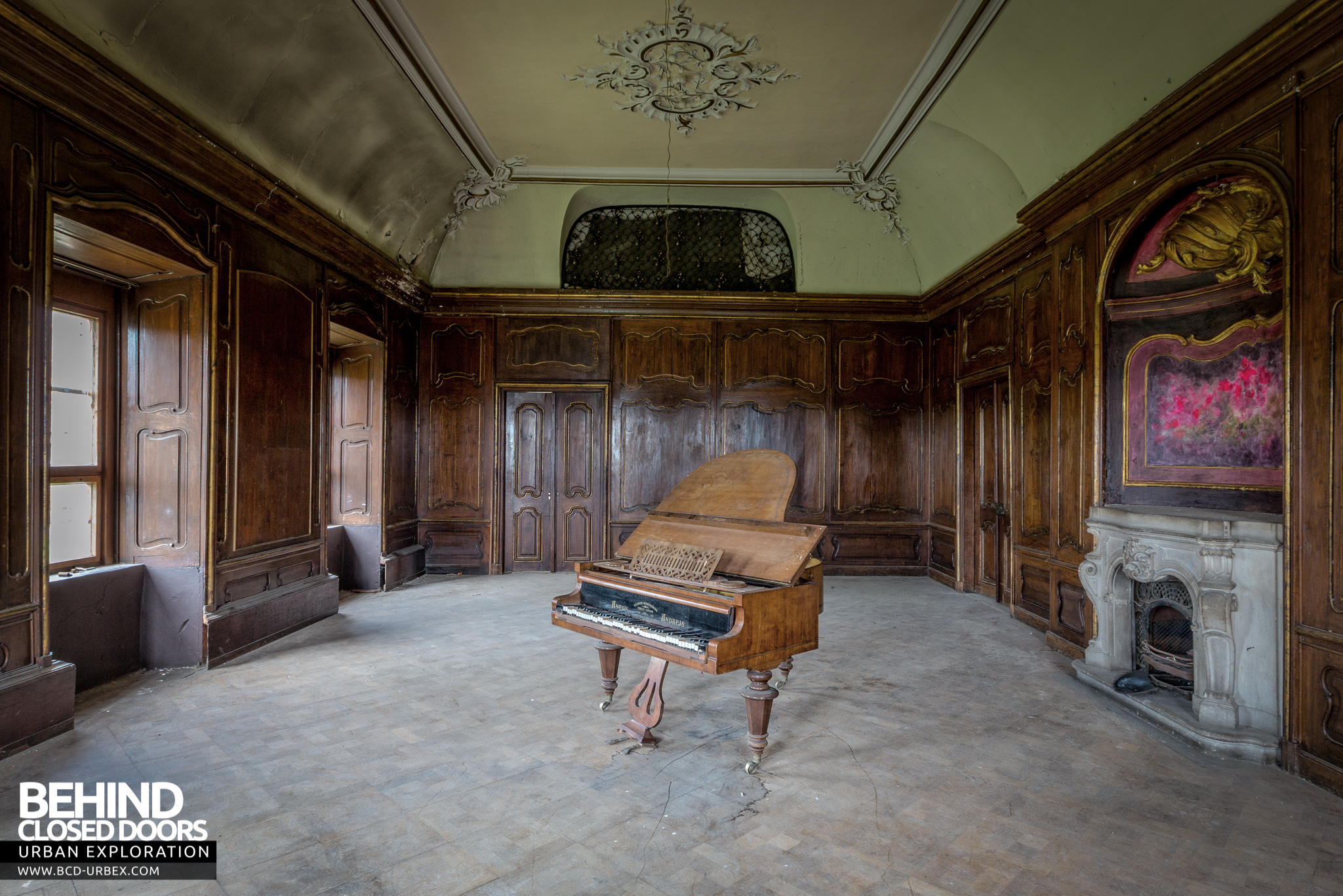 Castle piano. Замок мадам Самсоновой. Заброшенный замок мадам Самсоновой.