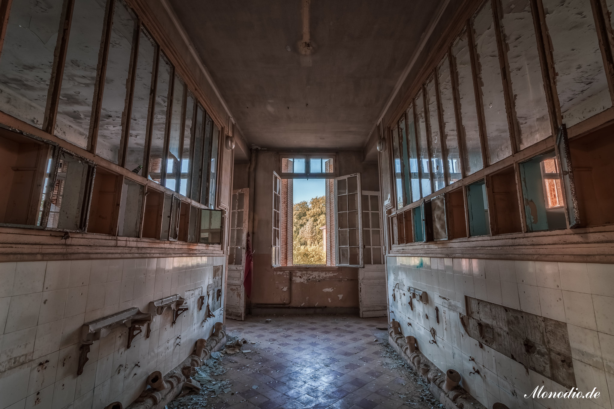 Abandoned Sanatorium de la Foret, France - Abandoned Spaces