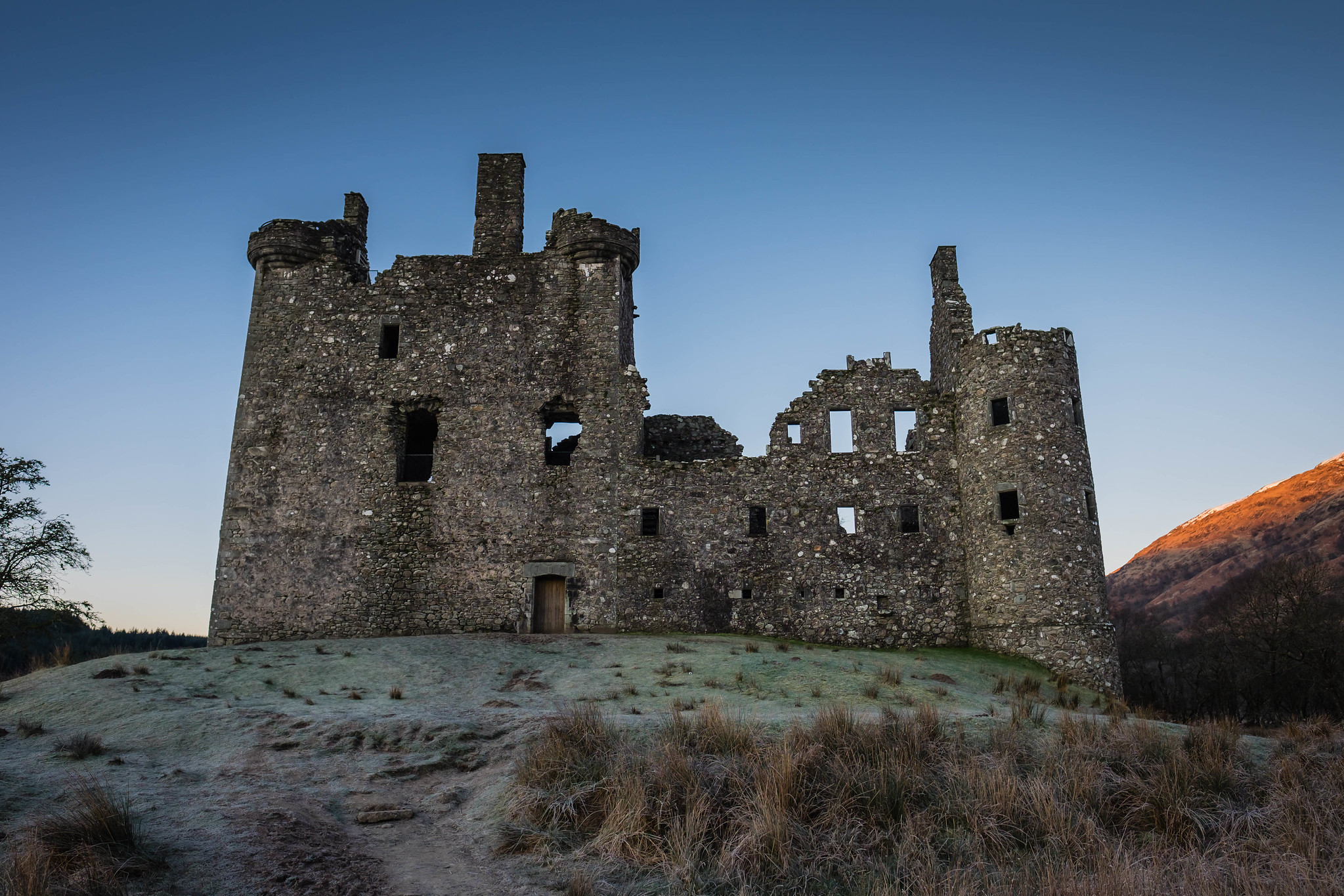 built-in-1449-kilchurn-castle-scotland-abandoned-spaces