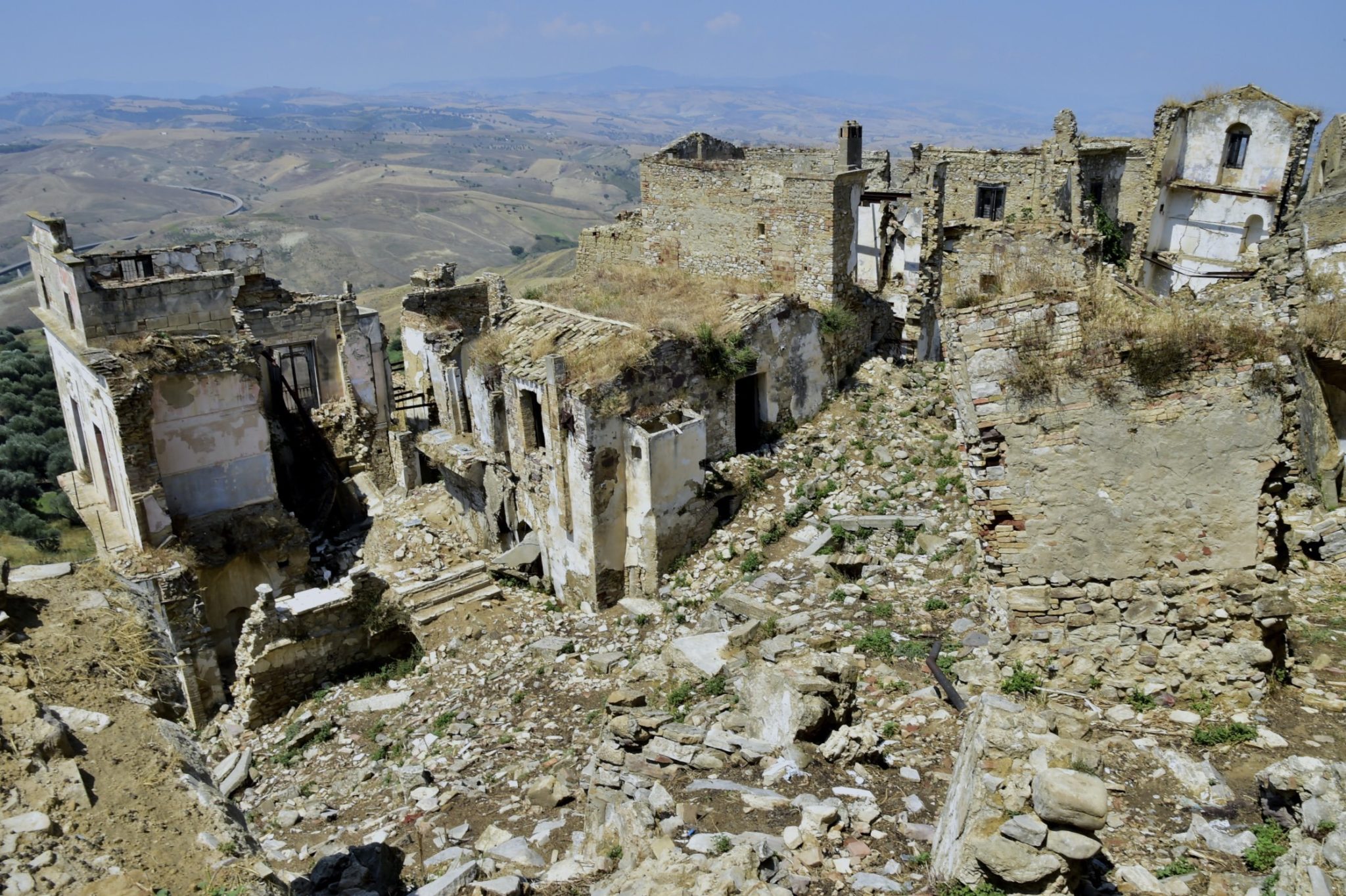 The Ghost Town of Craco Offers a Glimpse Into Medieval Italy ...