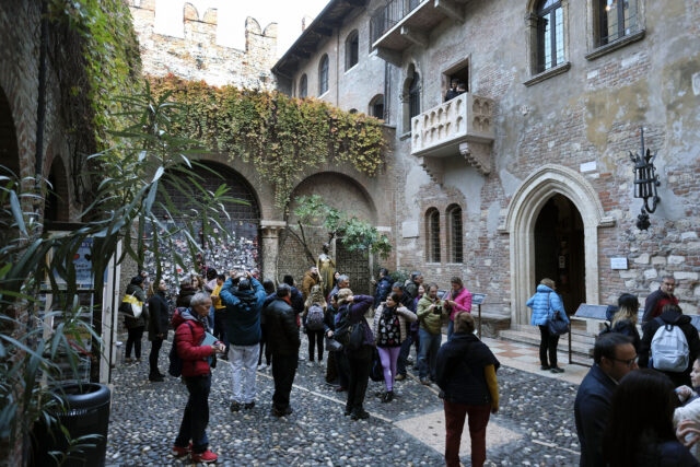 Tourists standing outside La Casa di Giulietta