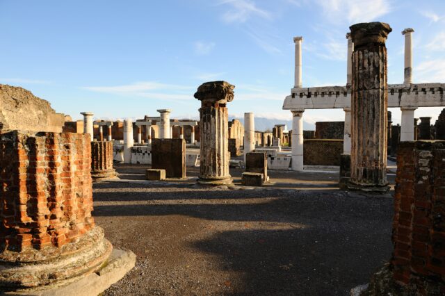 Ancient pillar ruins a Pompeii.