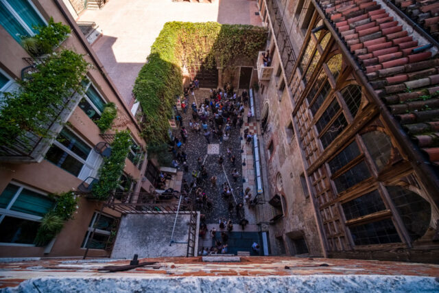 Aerial view of tourists standing in the courtyard at La Casa di Giulietta