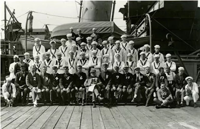 Thomas Edison standing with the crew of the USS Sachem (SP-192)