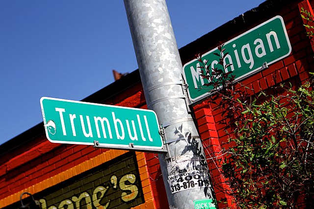 Signs indicating the intersection of Trumbull and Michigan Avenues