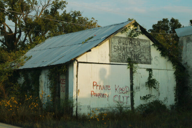 An abandoned building with graffiti on it. 