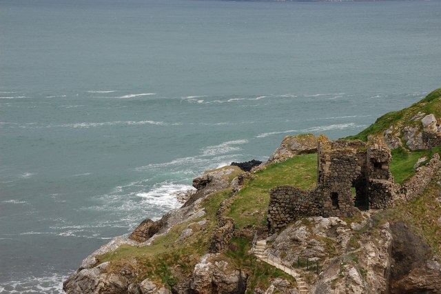 View of the Atlantic Ocean along the cliffs surrounding Kinbane Castle